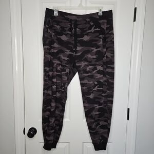 Athleta Triumph Printed Jogger Pants Womens XL Black Gray Camo Fleece Lined